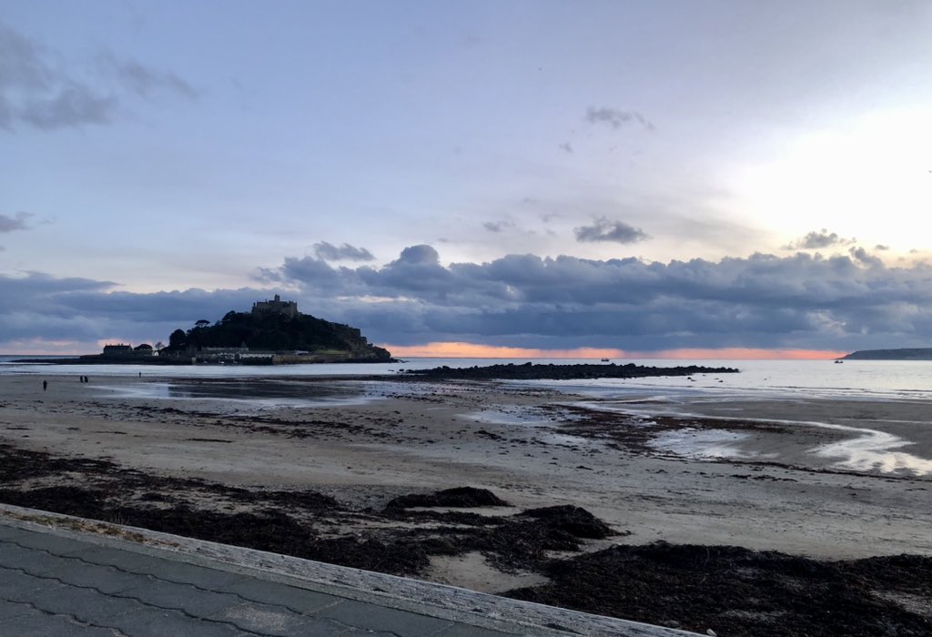 LynnsWaffles's tweet image. St Michael’s mount, just before dark, staying not far from this gorgeous view for the week🤩🏖️ #StMichealsMount #Cornwall #WinterHoliday