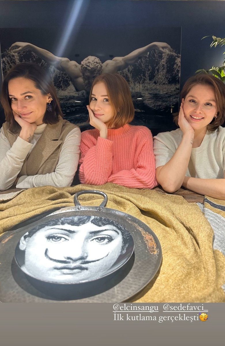 Es una reina, que aparece y llena de luz y calma todo. Hermosa sin más.
🧿🧡🧡🧿
#ElçinSangu
