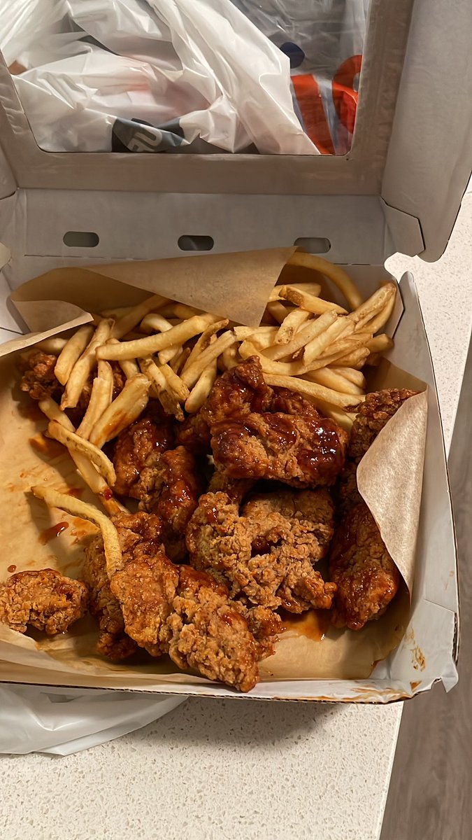 11_NTN's tweet photo. @BWWings thanks for giving my family the wings we ordered. However, I wish you maybe put some sauce on them this is absolutely horrid. @stoolpresidente where should I get wings from now on? #nosauce #sadwings #drymouth https://t.co/L0AvIT8SQY