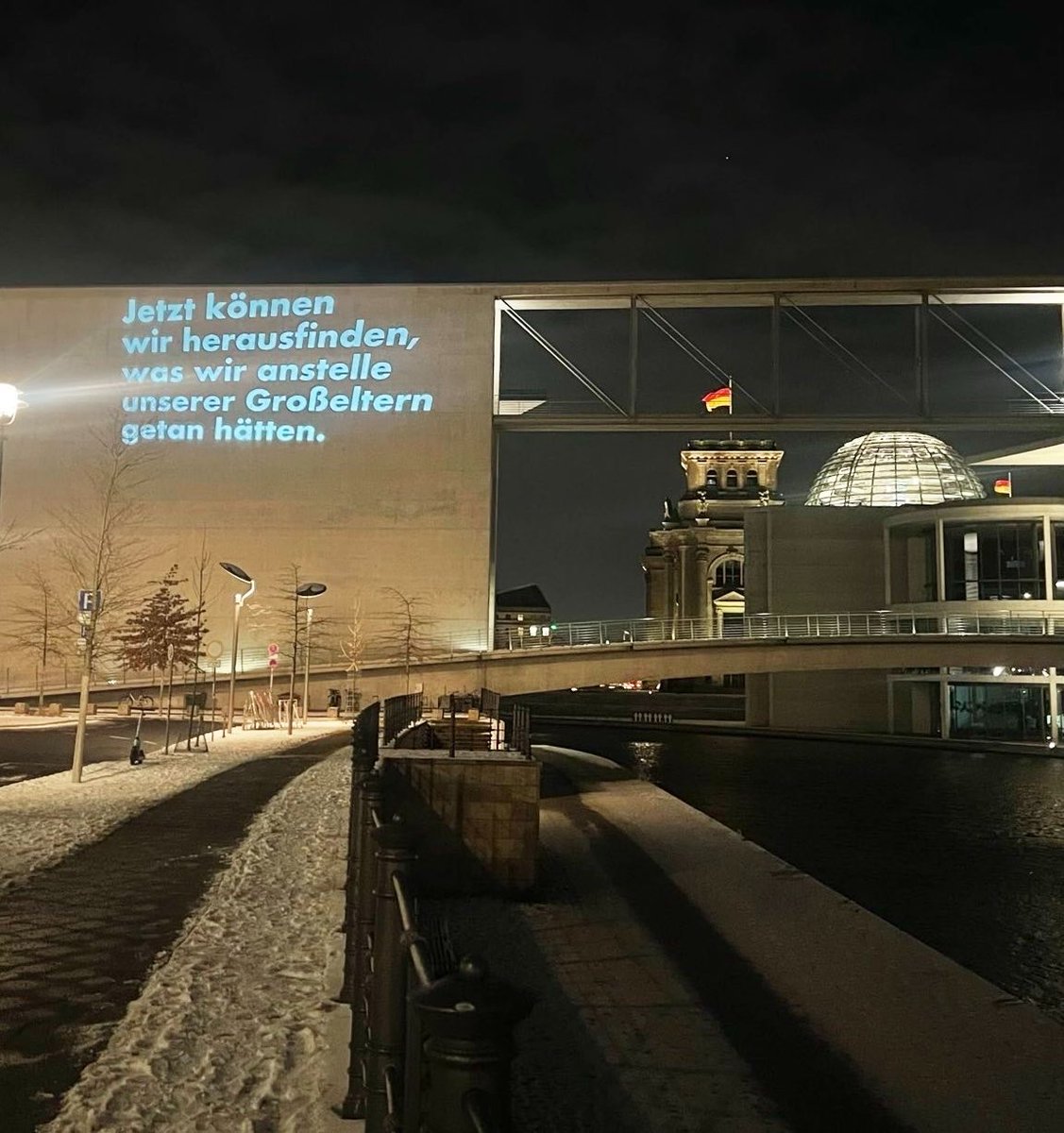 Guerilla-Projektion am Reichstag: „Jetzt können wir herausfinden, was wir anstelle unserer Großeltern getan hätten“ #niewiederistjetzt