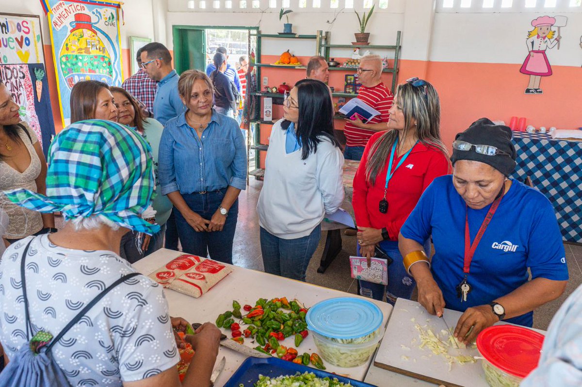 Junto a la Gobernadora @Soykarinacarpio entregamos totalmente rehabilitada la EBN Andres Eloy Blanco beneficiando más de 200 Niños/as de la Comunidad. 
¡Juntos Por La Calidad Educativa! 
#IndependenciaPlenaSoberana 
@NicolasMaduro 
@_LaAvanzadora 
@MPPEDUCACION 
@CDCEAragua