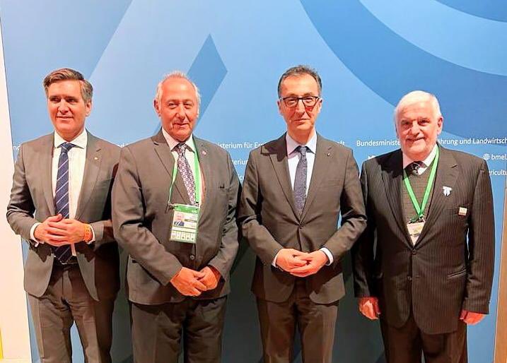 El Secretario <a href="/vilellafer/">Fernando Vilella</a> participó del 16° Foro Global para la Alimentación y la Agricultura (GFFA) en Berlín, Alemania.

Un espacio de debate y discusión sobre producción sustentable, seguridad alimentaria y cadenas de suminitro resilientes y sostenibles.