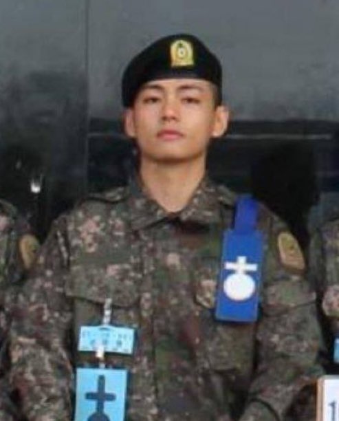 ukepussyyy's tweet photo. @myiny_ @humanlouvreart cryy captain taehyung is in the special task forces and taehyung has broader shoulders and a wider jawline and thick wide neck and mustache and beard https://t.co/LOtkyBYI6F
