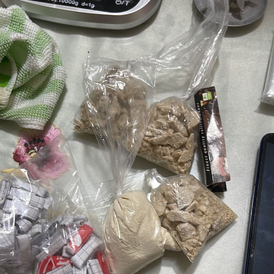 #SantoDomingo

En el sector Liberación Popular, se realizó el allanamiento a una vivienda utilizada por miembros de la organización terrorista “R”, donde se decomisó: 1 fusil, 59 municiones, 2 alimentadoras, municiones, sustancias sujetas a fiscalización y celulares.