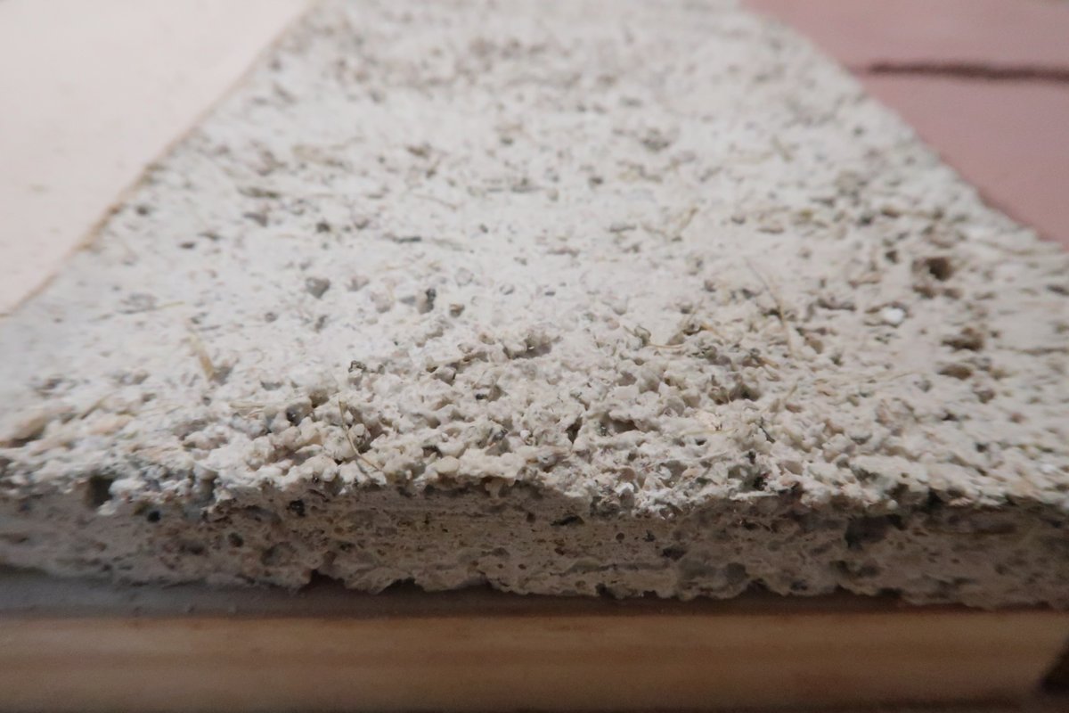 Muestras de mortero térmico KM0 🌿, realizado con técnicas tradicionales: yeso, cal, corcho triturado y esparto. Rematado con jabelga de árido ocre 👌. Lo mostraremos el jueves 25 en <a href="/lanoria_mlg/">La Noria</a> de la mano de <a href="/AlmijaraAmma/">Asociación Almijara</a> y Encalarte
#Bioconstrucción
#Construccióntradicional