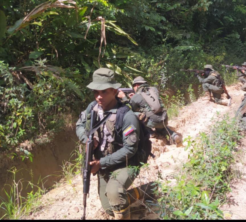 dhernandezlarez's tweet photo. #FANB en la exploración y patrullaje de nuestro eje fronterizo, manteniendo la integridad y seguridad de la patria ! 

#IntegrarEsVencer https://t.co/yvmm1DM4C2