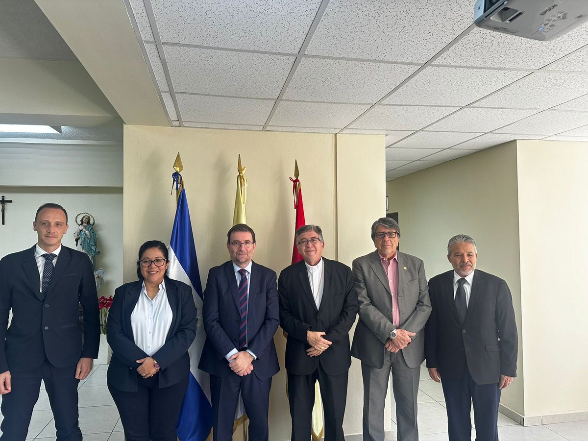 Autoridades de Unicaes, de la Embajada de Italia y de Cancilleria. En reunión de trabajo esta mañana.