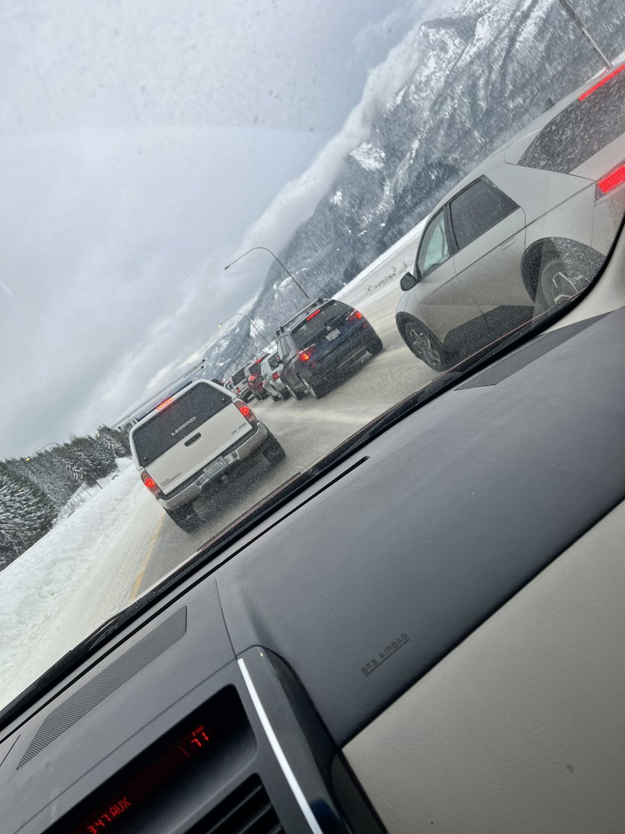 congestedpyro's tweet image. Well that sucks. @SnoqualmiePass #parkinglot
