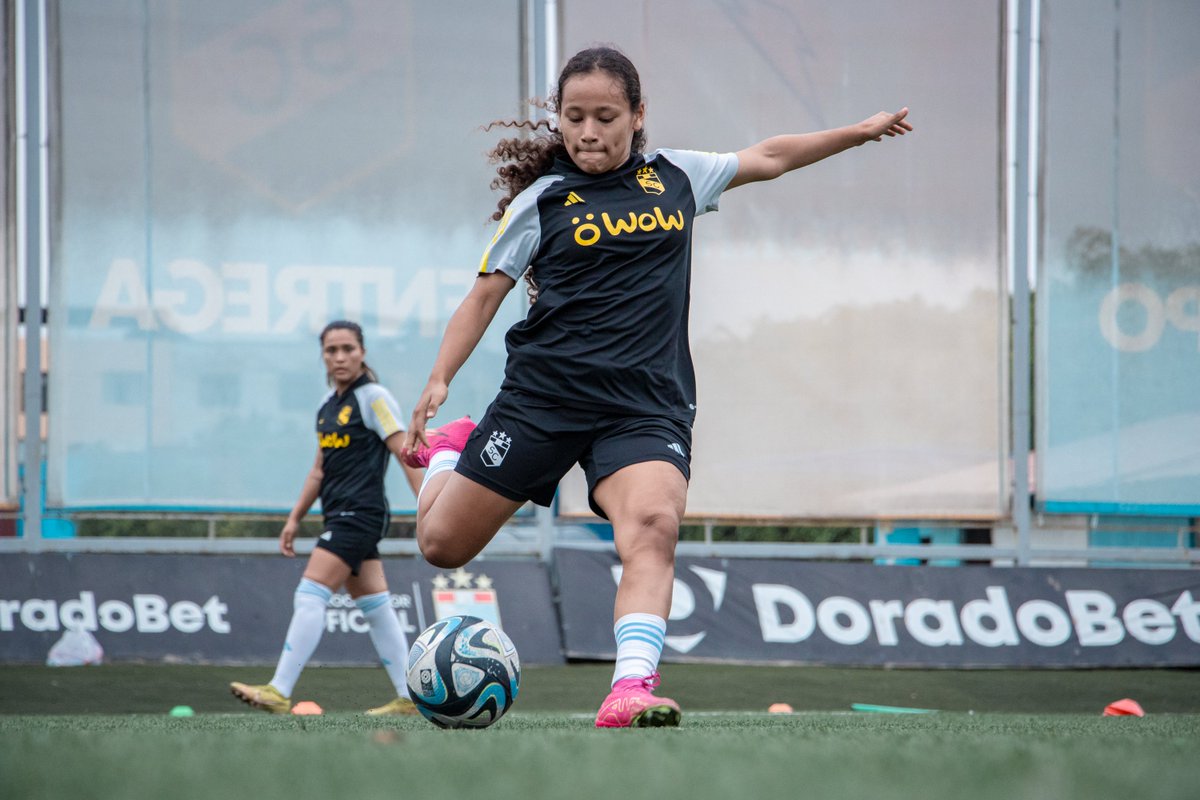 SCfemenino's tweet photo. 💪 Viernes 

#SCfem
#FuerzaCristal https://t.co/6MVLdu8Muy