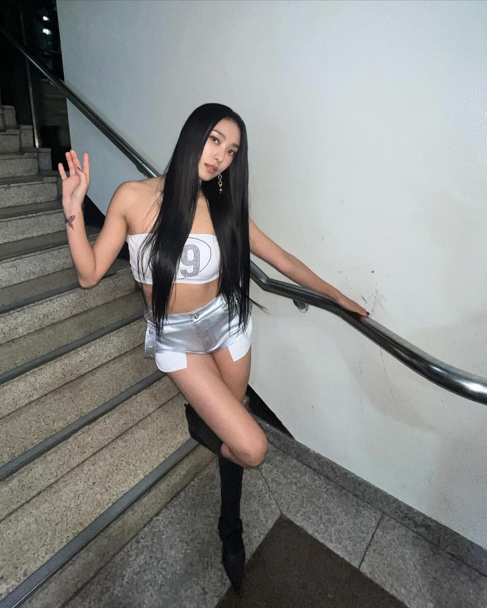 notyoonbora's tweet photo. Tonight 🪩🖤🪩✨ https://t.co/6oV9fLzFFx