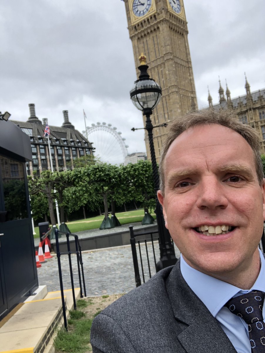 A thread about medical taboo #101: Moving jobs as a consultant: After 5 happy years in London, I took the momentous decision to leave. It was almost as mochas a shock to me as it was to my colleagues, I thought I would stay forever, so why did I do it, and what did I learn? 1/11