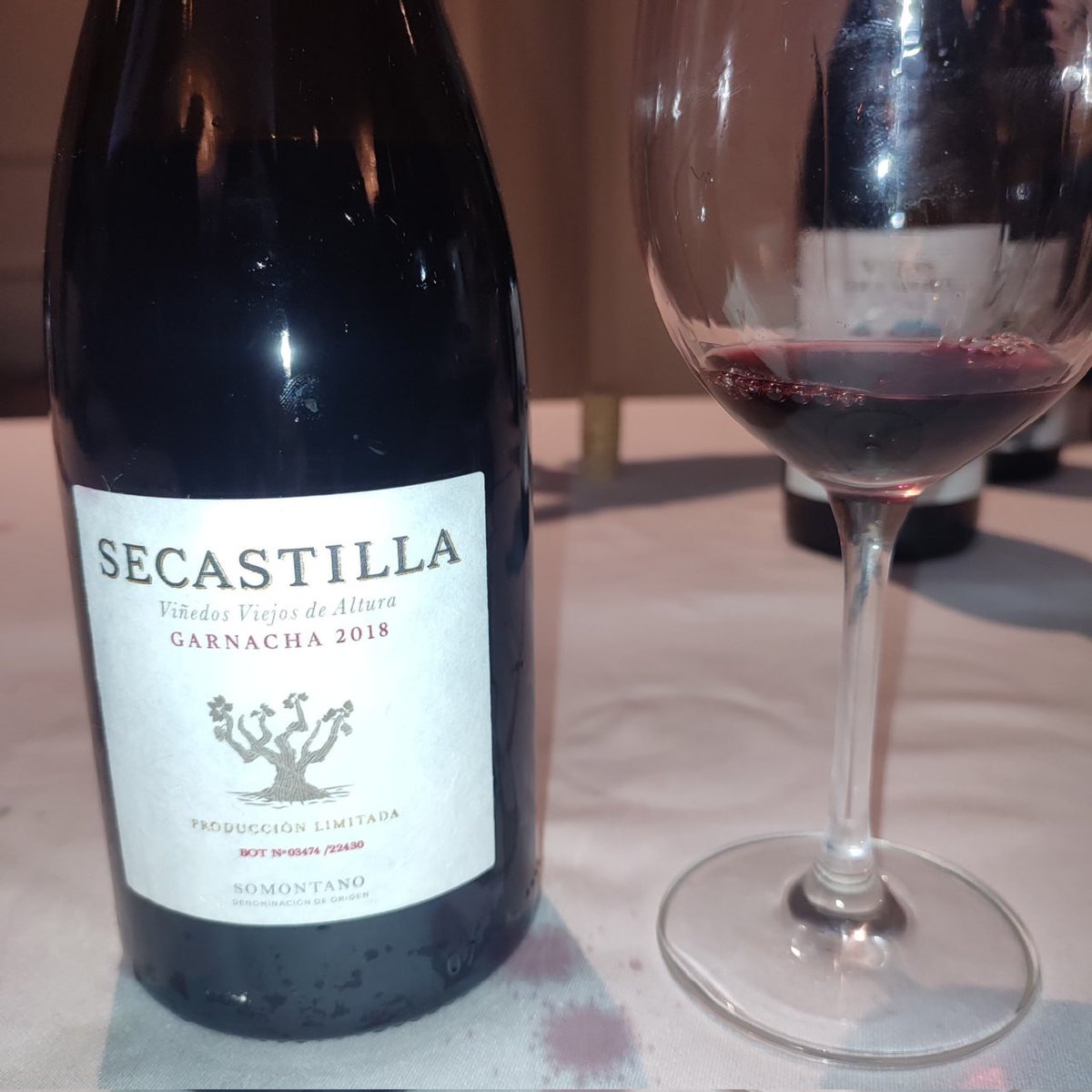 The Rippon Pinot Noir Central Otago Tinker’s Field 2020 is our New Zealand Wine of 2023. This single-vineyard pinot has amazing texture with superbly polished tannins that run vertically down the wine, and it's almost endless in its length. Read more: jamessuckling.com/wine-tasting-r…