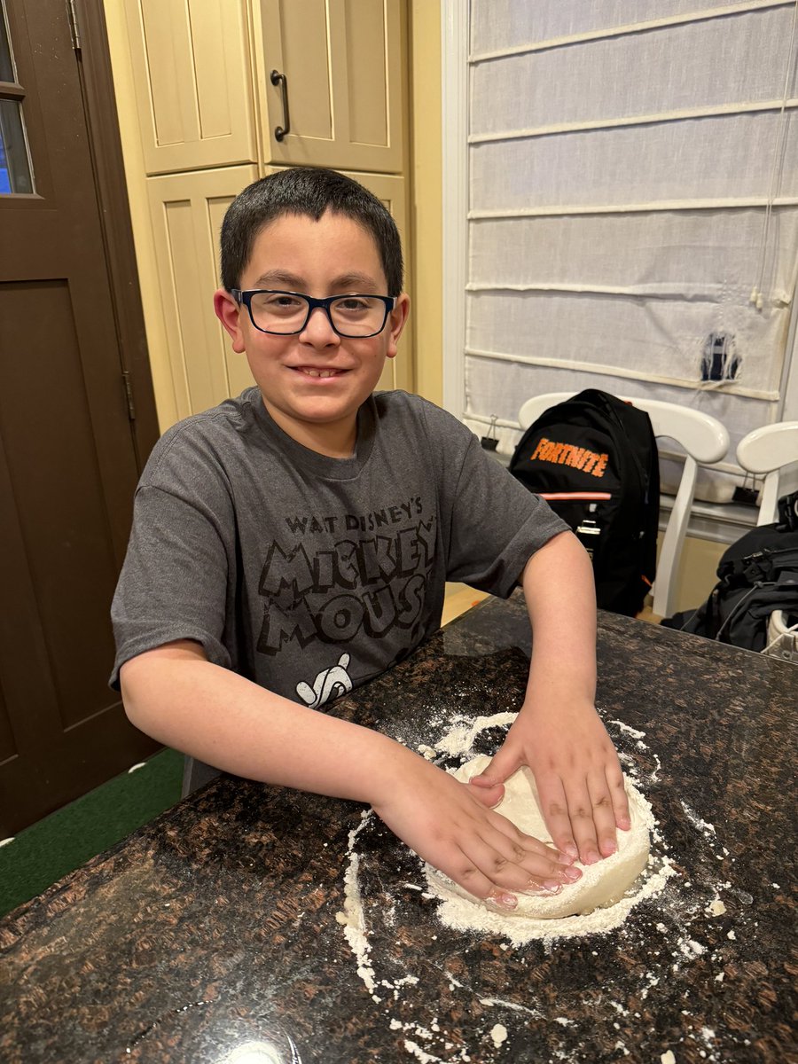 c_benzisanchez's tweet photo. MMS Family Pizza Night! #wekneadthedoughMMS @MineolaMS_PTA @MineolaMS https://t.co/WyVHCiWF0q