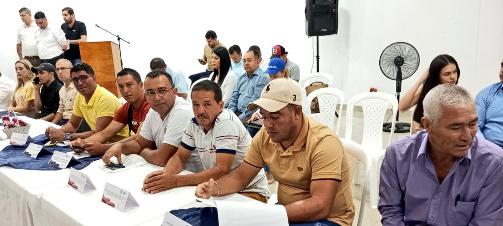 CesarJerezM's tweet photo. En Ocaña buscamos soluciones a crisis de la cebolla. Nada fácil.Pese a esfuerzos de entidades de @MinAgricultura ,mientras sigan entrando toneladas importadas y de contrabando desde el Perú,7mil campesinos del Catatumbo podrían quebrar.Hace falta más compromiso de @MincomercioCo https://t.co/wPnzbPtQNm