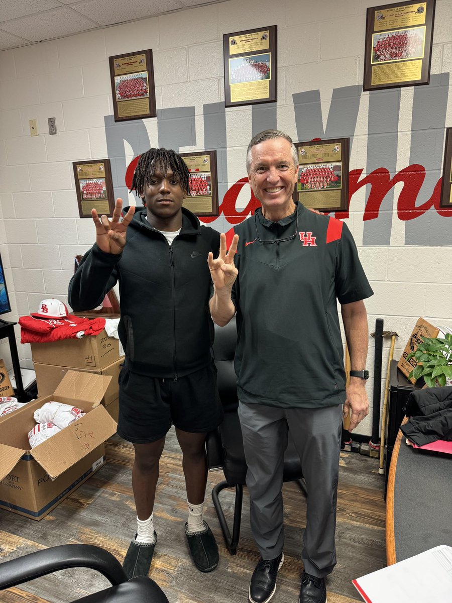 Lots of traffic in Bellville, America. Thank you to @CoachShawnBell & @CoachWEFritz with @UHCougarFB for stopping by. Great to visit and talk about our players.