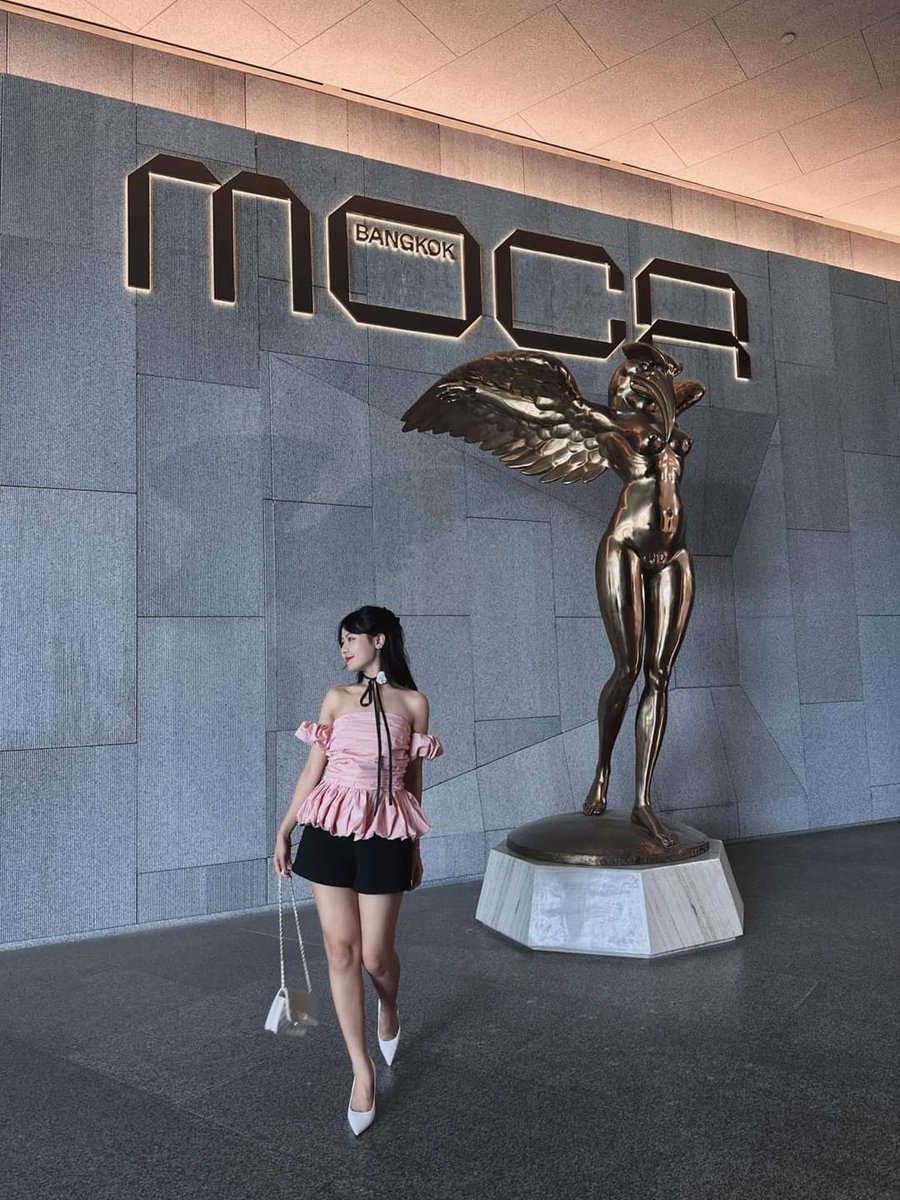 CheckinViet's tweet photo. MOCA | Bangkok, Thailand 🪸

Đứng là có ảnh đẹp là có thiệt 🤭🤭🤭
“ Triển lãm trưng bày những bức tranh giá trị “ 🤭🤭🤭
Tranh đẹp hay e đẹp ạ ???!💓💓💓
#Thailand 
#checkintravel https://t.co/0tT4aW0vRE