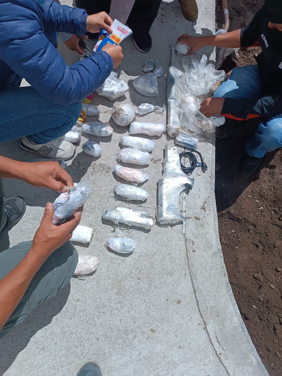 #BloqueDeSeguridad ejecutando operaciones militares de ámbito interno en el CPL Cotopaxi, obtuvieron el siguiente material ilícito:
1 fusil.
1160 municiones.
2 granadas de fragmentación.
2 espoletas de granada.
6 emulsiones (explosivos).
7 granadas y,
objetos prohibidos.