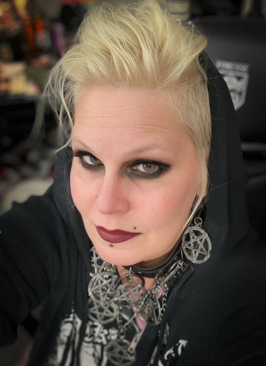 mbolism's tweet photo. I need to thank @h3h3productions because I spent my whole LIFE hating that I had hazel eyes! It's true you always want what you don't have. I'd love to have blue eyes like @YungFika !!! Thank you for making me not be so harsh on myself and for envying this weird color. My eyes look different depending on my hair and makeup too. Sometimes they're more green, or gold or even show more blue/grey green. Srsly you all improved my self esteem and plz don't hate me for having Shetty-esque hazel 🤣🤷🏼‍♀️ first pic is in bathroom/warm light. In sunlight they're more light green and gold. 😵‍💫@oliviuuuuhh