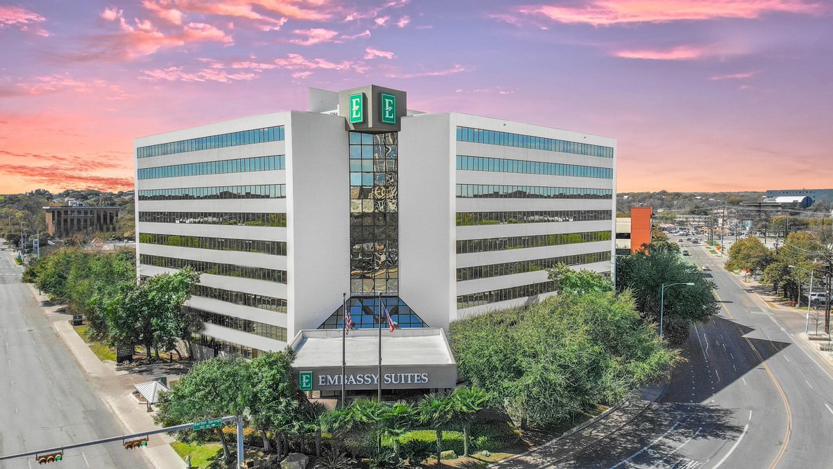 Embassy_ATX_DT's tweet photo. Nestled in the heart of #SoCo, our hotel is the perfect base for your race weekend! Book your room and let's make your marathon experience unforgettable: https://t.co/CeTgCAQVeN.  #RunAustin #ATXMarathon https://t.co/oUrquLRi9q