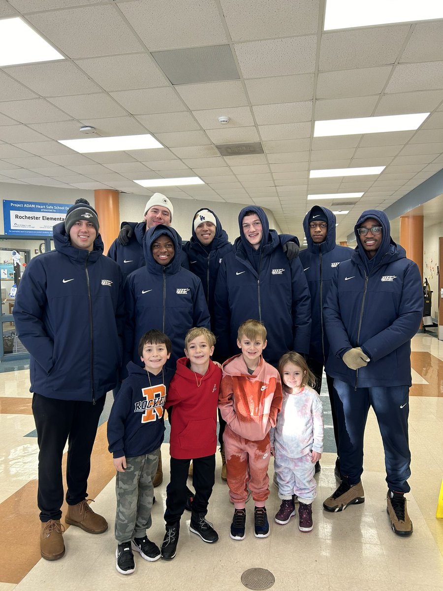 Name another College Basketball Team that would brave the frigid temperatures to welcome students into Elementary School?! @coachmattbrock and the @UISHoops men are the real deal! We can’t wait to welcome them back another day! @UISAthletics @UISedu @RocketsCUSD3a