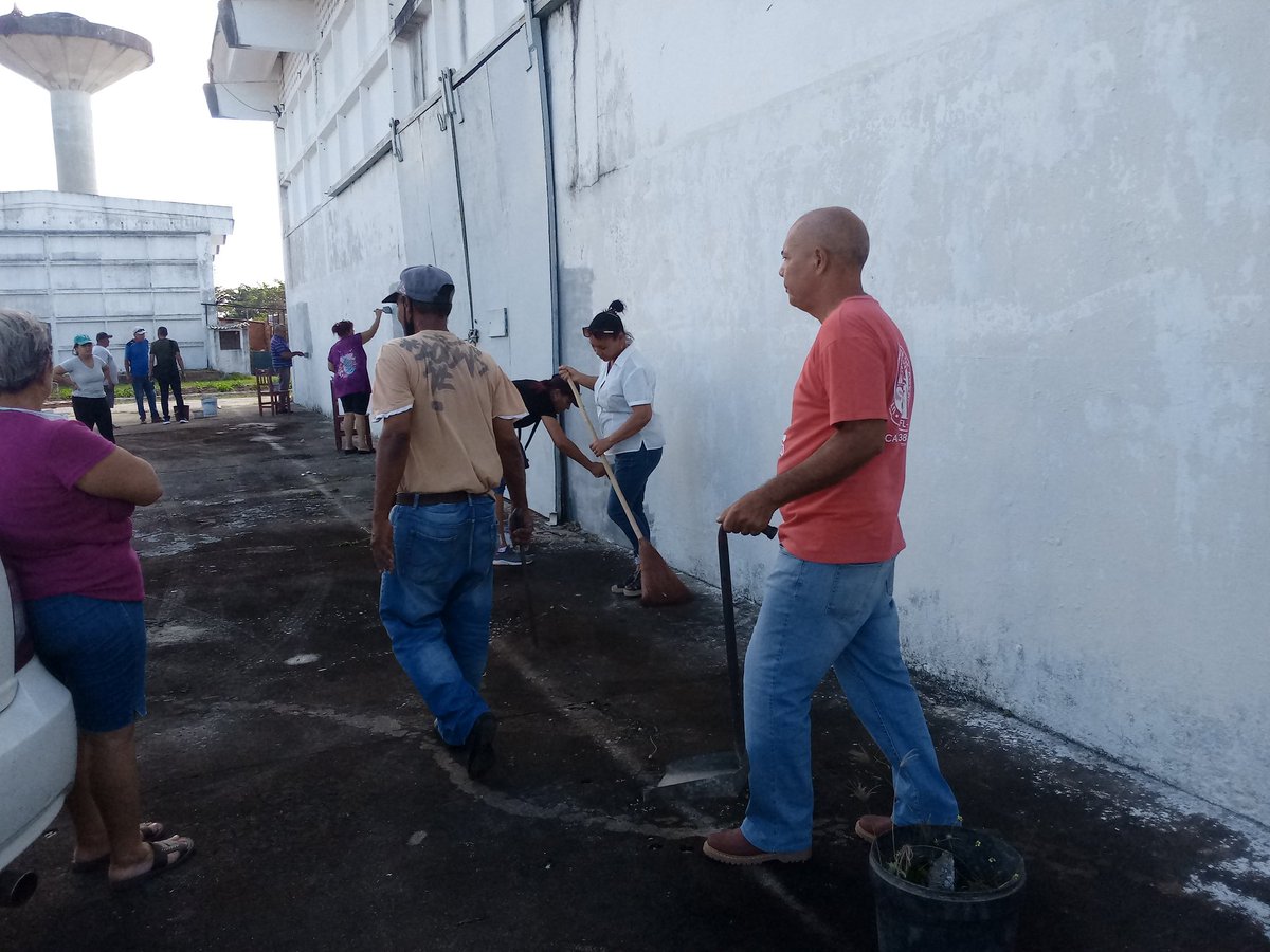 IJ_Mayorista's tweet photo. Continúa la #MayoristaIsla en su empeño de dar lo mejor de Sí por una empresa limpia y embellecida #ComercioDelPueblo #65YMas #SentirPinero #JuntosVamosPorMas https://t.co/1ldaclaXSW