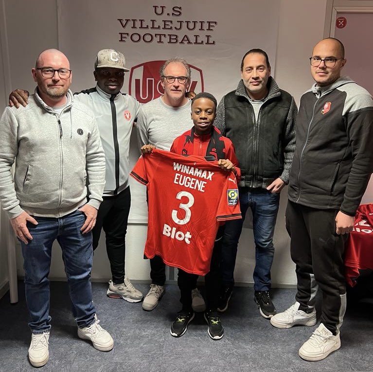 📝 𝗦𝗜𝗚𝗡𝗔𝗧𝗨𝗥𝗘

🥳 Un U13 ( 2011 ) signe au <a href="/staderennais/">Stade Rennais F.C.</a> !!!

🤩 Félicitations à PIERRICK EUGÈNE !

🍼 Licencié à <a href="/USVillejuifFoot/">US Villejuif Football</a> depuis sa toute Première Année de football en Catégorie U8

🗓️ Contrat de 5 Ans

🏭 Intègrera le Centre de Formation en 2026-2027