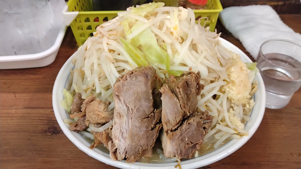 anokoto's tweet photo. 久しぶりにラーメン二郎品川。尖った店員がいないし、うまいので好きな店。大ラーメン、野菜マシマシ、ニンニク。食いすすめていくうちに「辛め」コールを忘れてしまったことに気づいた。 https://t.co/Mo0Okoxlxq