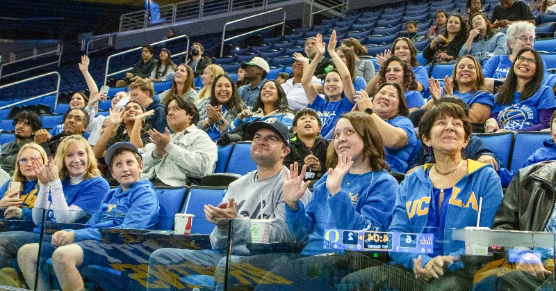 Earlier this month, @uclawbb 🏀 invited our Child Life Specialists to watch the team's victory over @oregonwbb. Child Life Specialists support pediatric patients & their families, helping them navigate & cope with the anxiety & stress of a hospital stay or medical procedure.💙💛