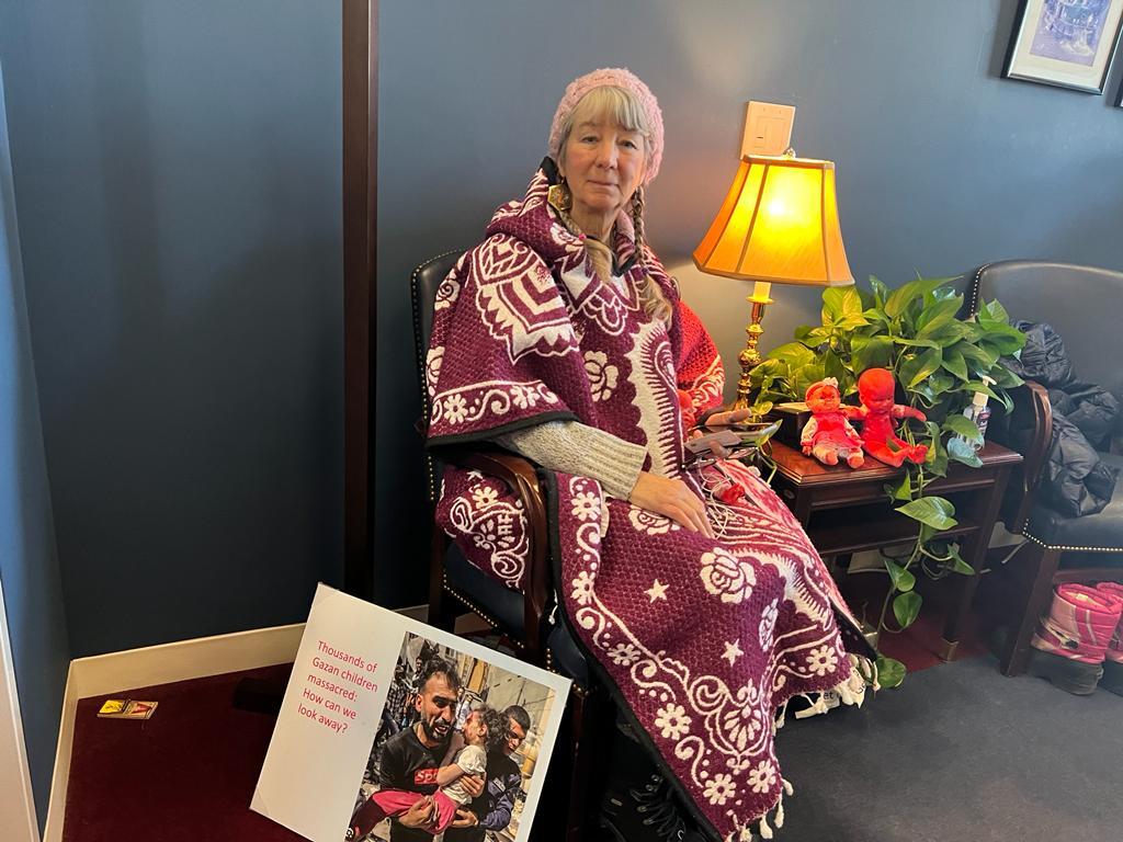 codepink's tweet photo. CODEPINK members like Leslie Angeline are beginning a #Fast4Gaza in solidarity with the Gazans at risk of starvation as they live through Israel's blockade & bombardment.
According to the @WHO, 93% of Gazans are currently facing crisis levels of hunger. https://t.co/6MlMTgz5pv