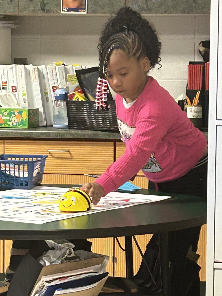 afielder76's tweet photo. I love creating a reading station that works on our phonic’s skill. Students have to read a clue and code the Beebot to the long vowel word for the answer this week! Reading that is fun and engaging! @MunfordElem https://t.co/Kl5EC6RUJM