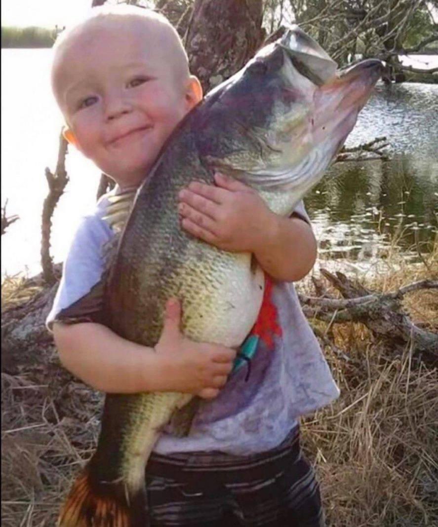 FishHeadsSports's tweet image. Today is hug your bass day 🥰