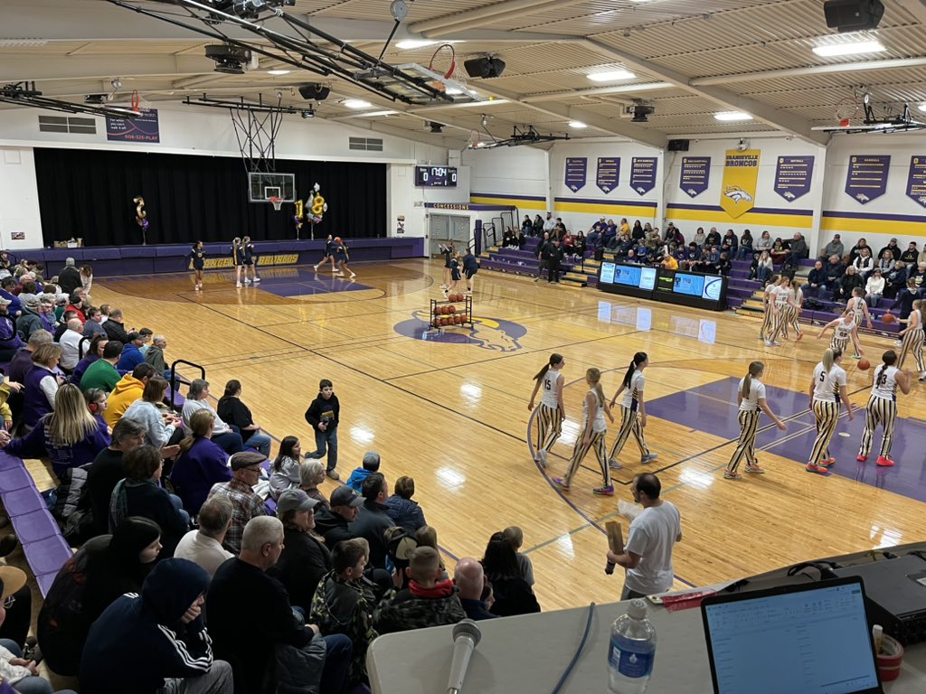 🏀 #8 Aquin (15-4) @ #2 Orangeville (22-1) ❗️ The biggest Small School Girls Basketball game in the state tonight! 📻 Q 102 (102.1 FM) ⏰ 6 PM tip off 📱 Big Radio app (bigradio.fm/app)