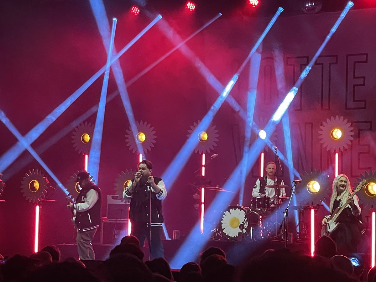 markhk's tweet image. Wow! What an epic night seeing @LotteryWinners &amp;amp; @Reverend_Makers in Manchester, absolutely amazing.