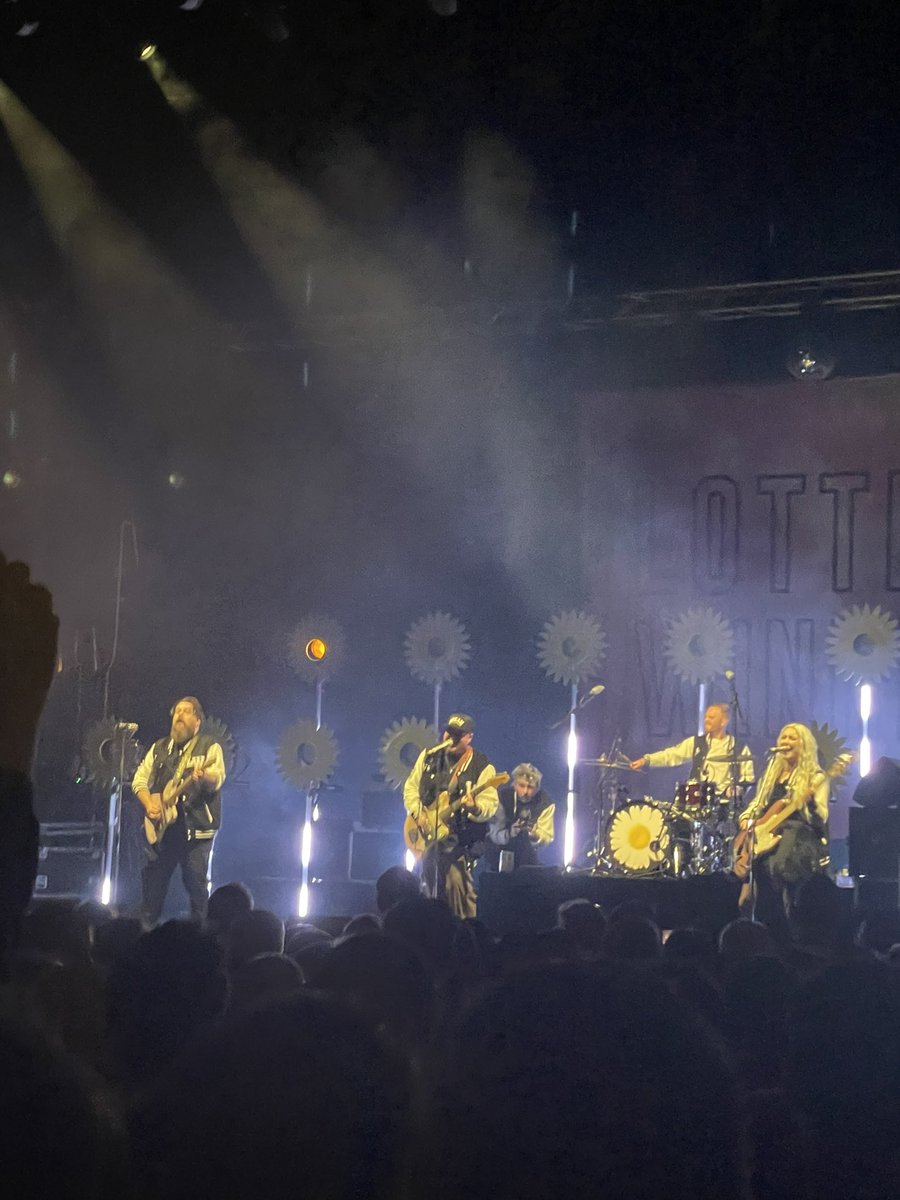 markhk's tweet image. Wow! What an epic night seeing @LotteryWinners &amp;amp; @Reverend_Makers in Manchester, absolutely amazing.