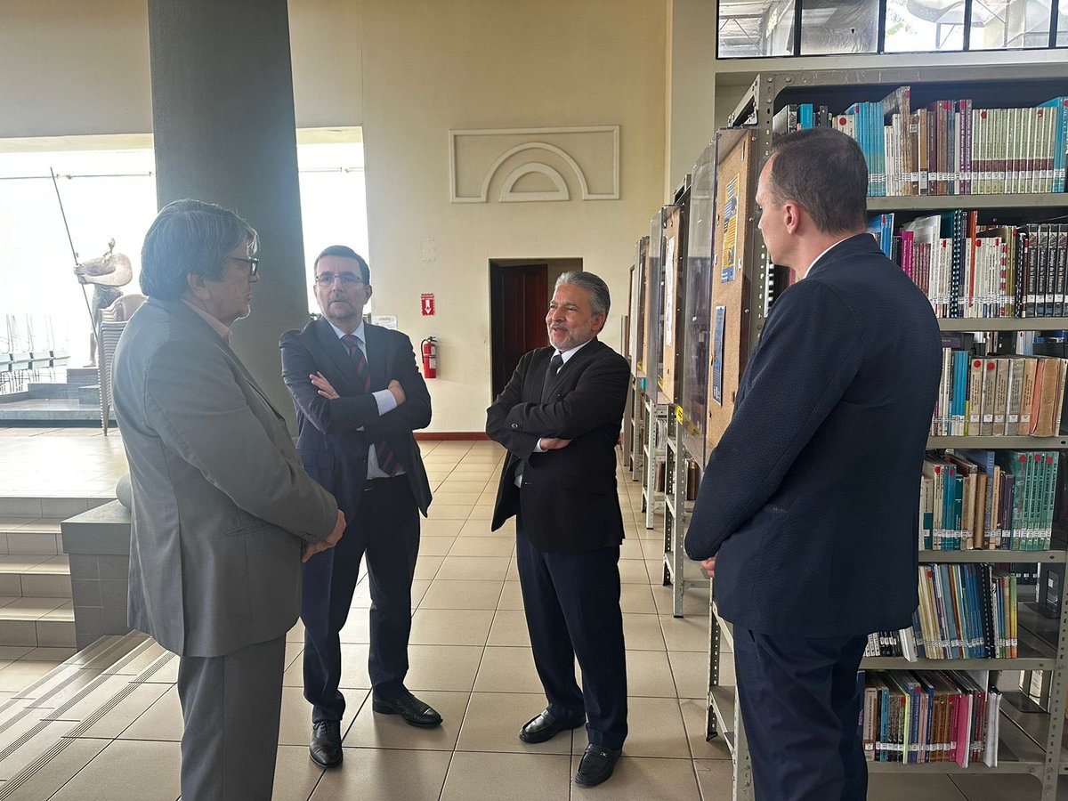 El embajador de Italia Edoardo Pucci y el Director de la Cooperación Italiana Paolo Gallizioli conversan con el Vicerrector de Unicaes,  Moisés Martínez, durante la visita a las instalaciones de la Universidad.