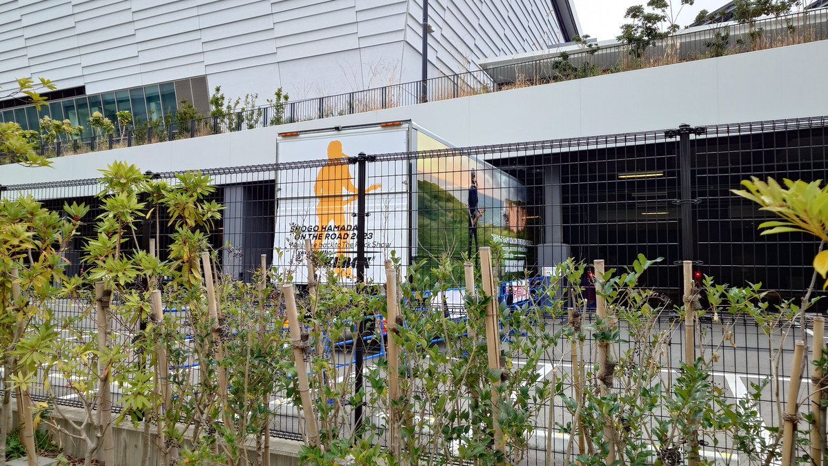 SHOGO_No1's tweet photo. 豊洲から有明アリーナまでお散歩
駐車場内入って怒られたら嫌なので敷地の外からツアートラック撮影（笑）
ツアーファイナル夜が楽しみです
#浜田省吾 #有明アリーナ https://t.co/qvtyrKP8Ew