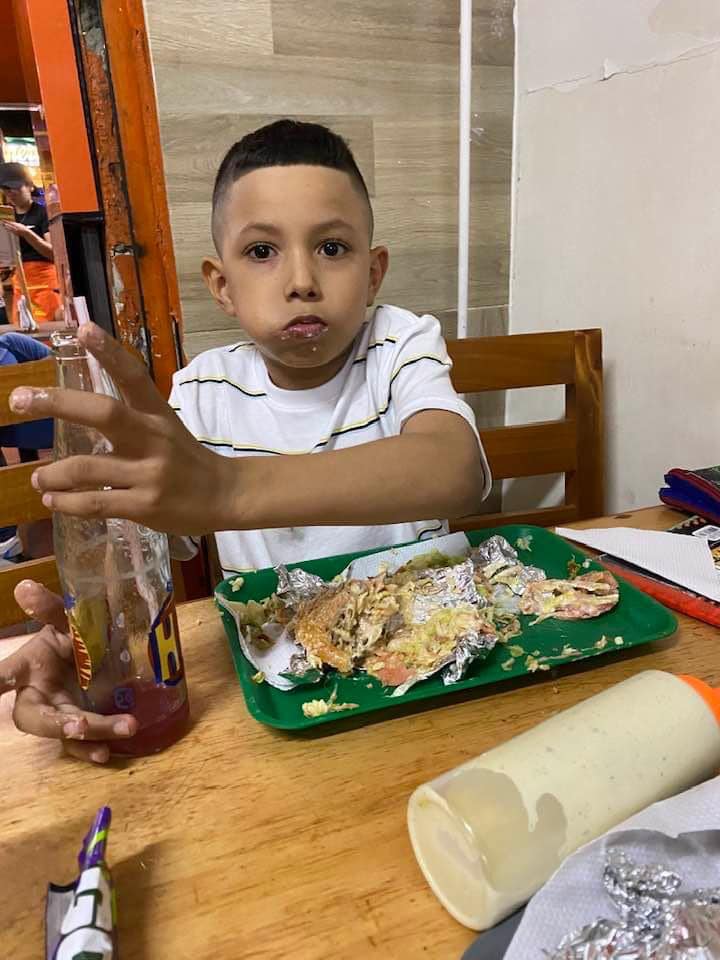 -No aceptamos tarjeta

-Yo: