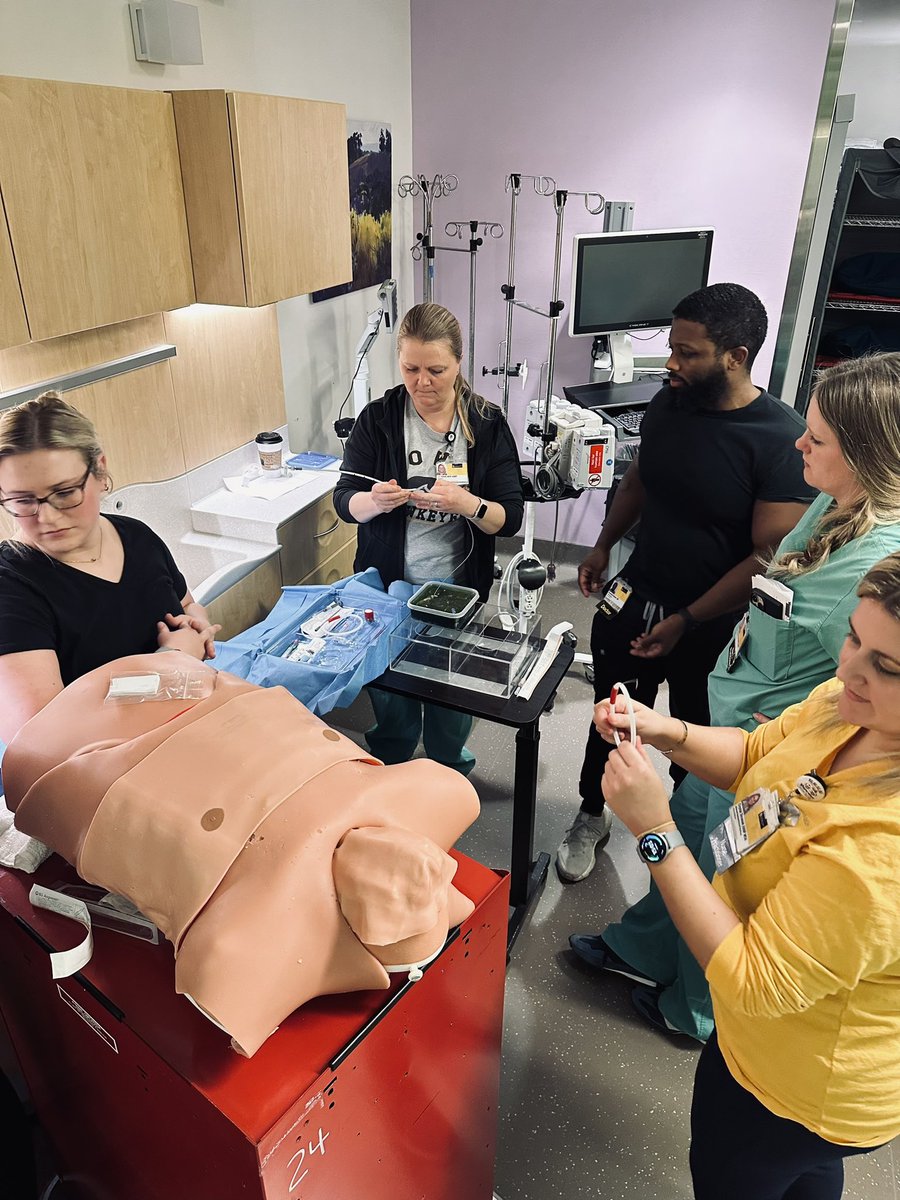 We held our first MICU APP simulation session this week! -Needle decompression -Chest tube placement - Ventilator management of complex ICU patients We all walked away feeling more confident in our skills and was a great team building experience 🖤💛Proud of this team🖤💛