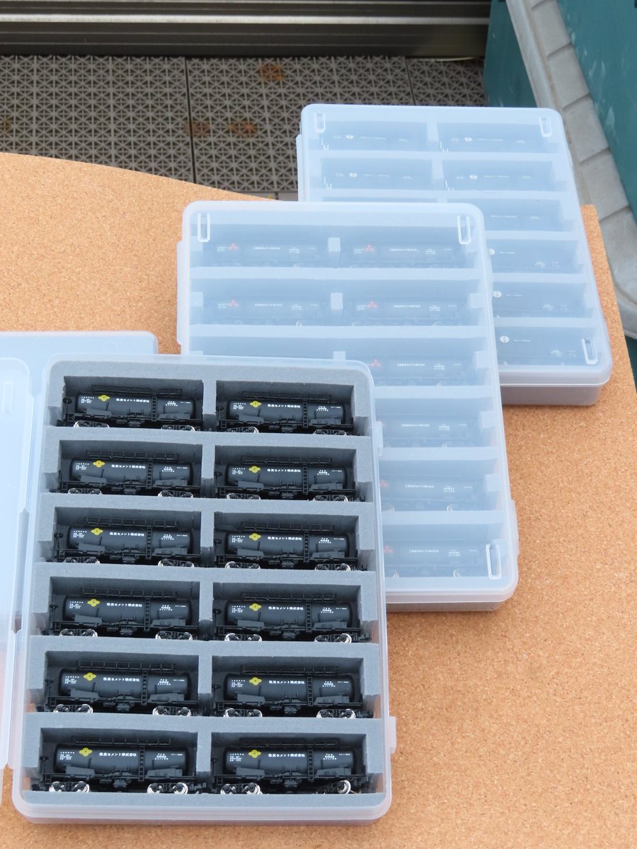 tamaonsen's tweet image. 最近は寒くて手を動かしていない代わりにエヌシェルのウレタン中敷きを使って車両ケースを作っていました。
KATOなどのケースよりコンパクトで、多くの車両を出し入れしなければいけない貨車やケースがない鉄道コレクションなどを収納するのに重宝します。
#Nshell