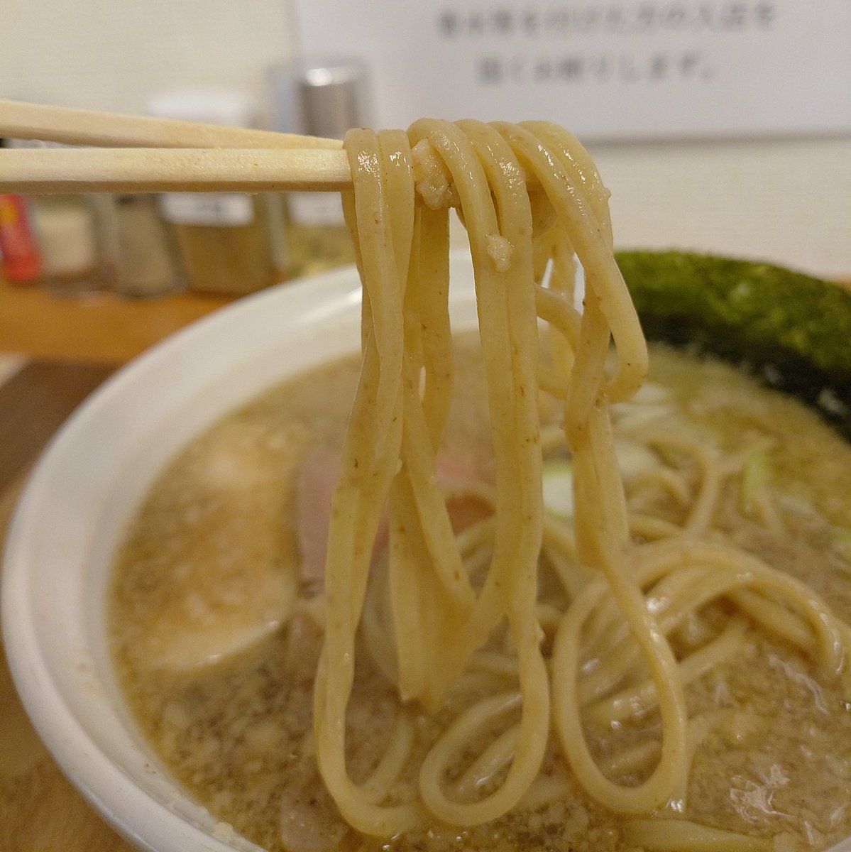 33bluesky33's tweet image. 白金豚背脂醤油￥900

朝ラーセット、ガチにぼ等々と悩みこちらに
たっぷりの背脂に醤油の香り
おでんは１個￥100
美味しかった😋

#SINCHAN