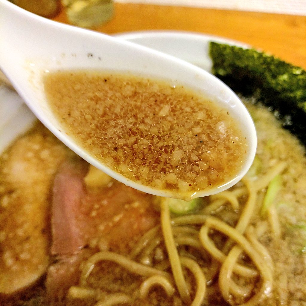 33bluesky33's tweet image. 白金豚背脂醤油￥900

朝ラーセット、ガチにぼ等々と悩みこちらに
たっぷりの背脂に醤油の香り
おでんは１個￥100
美味しかった😋

#SINCHAN