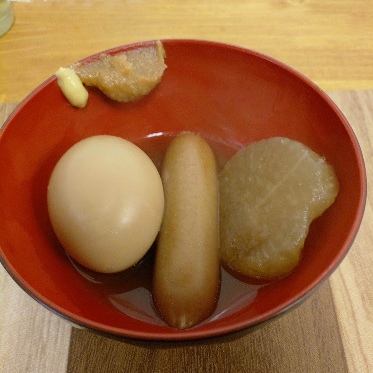 33bluesky33's tweet image. 白金豚背脂醤油￥900

朝ラーセット、ガチにぼ等々と悩みこちらに
たっぷりの背脂に醤油の香り
おでんは１個￥100
美味しかった😋

#SINCHAN