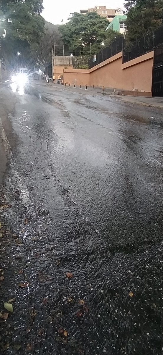 concejalesporl1's tweet photo. El llamado d la #Comumidad Av Carlos Soublette PQ San Bernardino, las Concejales hacen un llamado @HidroCapital2 @Nahumfernandezm @gestionperfecta @NicolasMaduro mucho tiempo bote de aguas negras q afecta  más d 300 familias no se aguanta el mal olor @ReporteYa @cronica @cronica https://t.co/9TcvaUXSOK