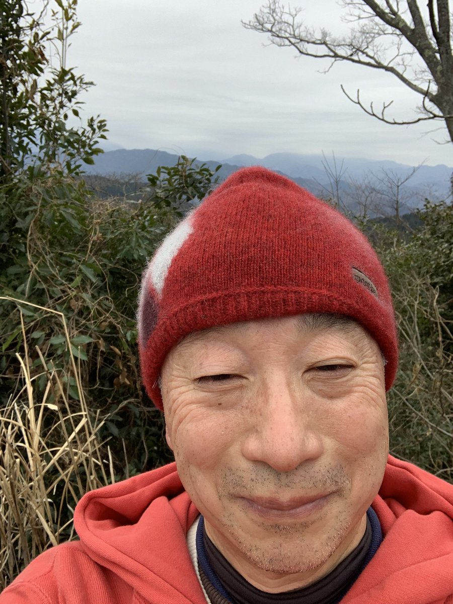 NaoyaAkai's tweet photo. 寒さが最も厳しくなる日という大寒の今朝、天候は曇りから雨または雪に向かうとの関東の予報ですが、めげずに高尾山🌋　着込んでホットコーヒーをセブンで買って防寒対策🥶　寒くて富士山ビューもなくて今にも雨降りそうだけどなんとか登れてよかったよかった🌋

#高尾山
#富士山ビューなし https://t.co/dFi12WI0OM