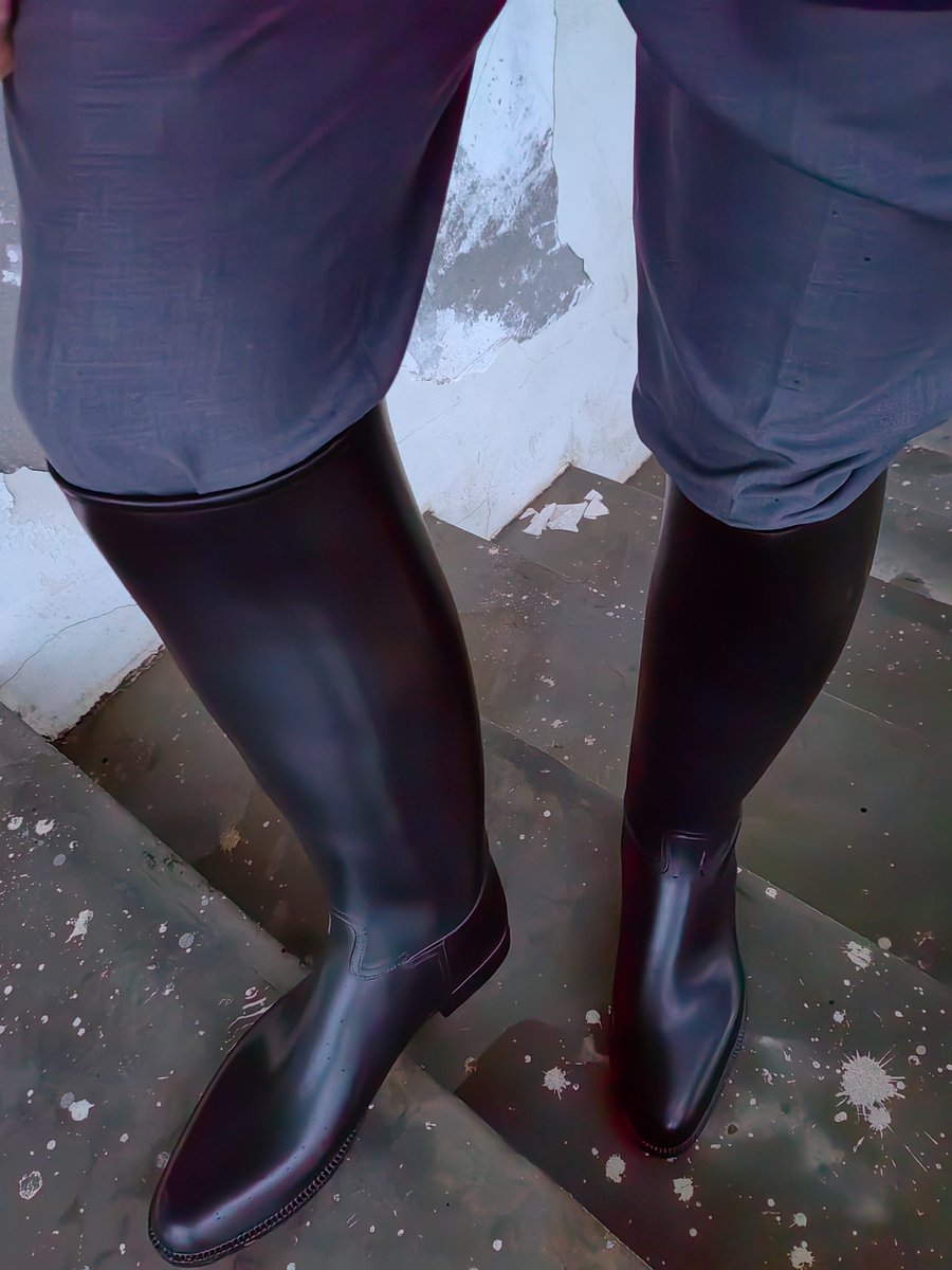 雨天穿胶马靴
