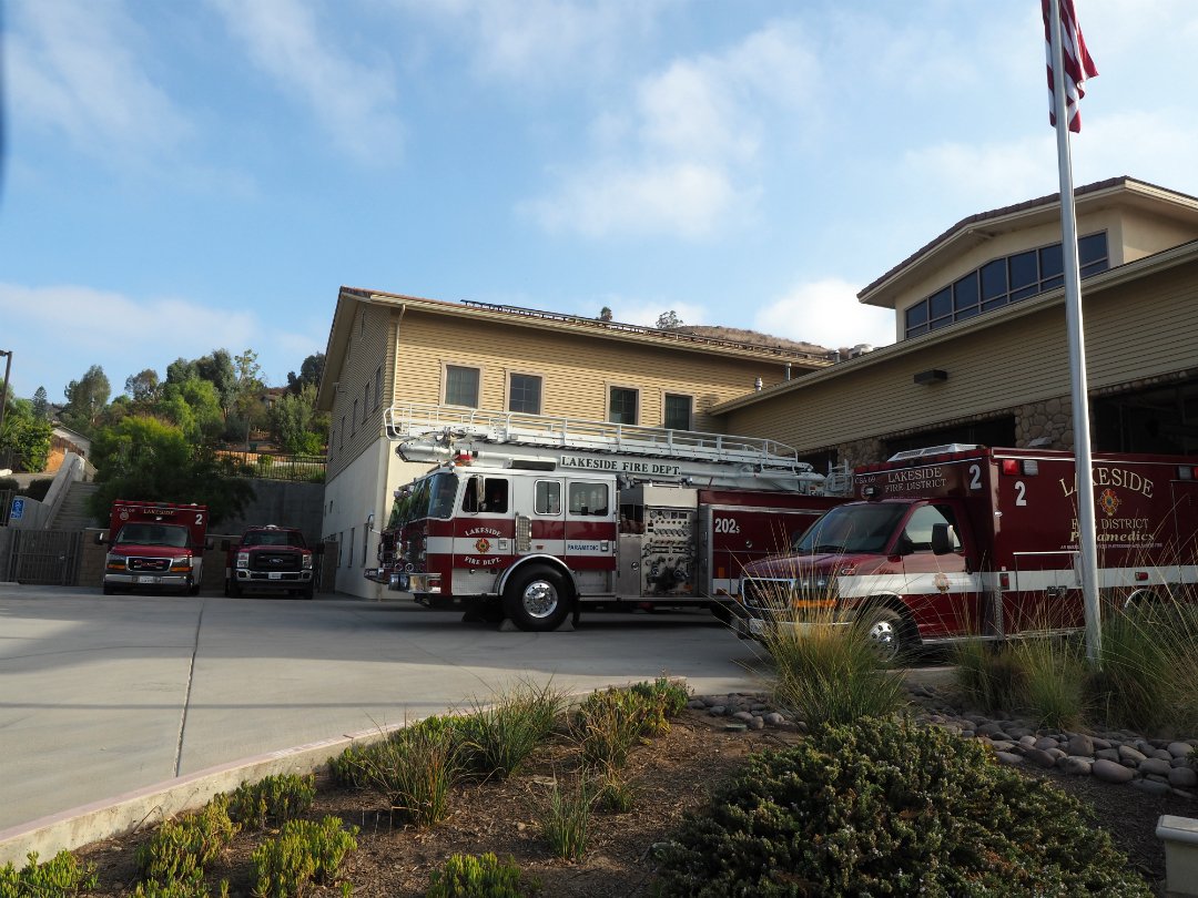 1/ #FridayFlashback A Fire Sprinkler Story: our A-Division had a serious fire in a one-story single-family residence a few years back. The home was well-involved with fire on arrival of the first-due units and despite some aggressive firefighting was declared a total loss.