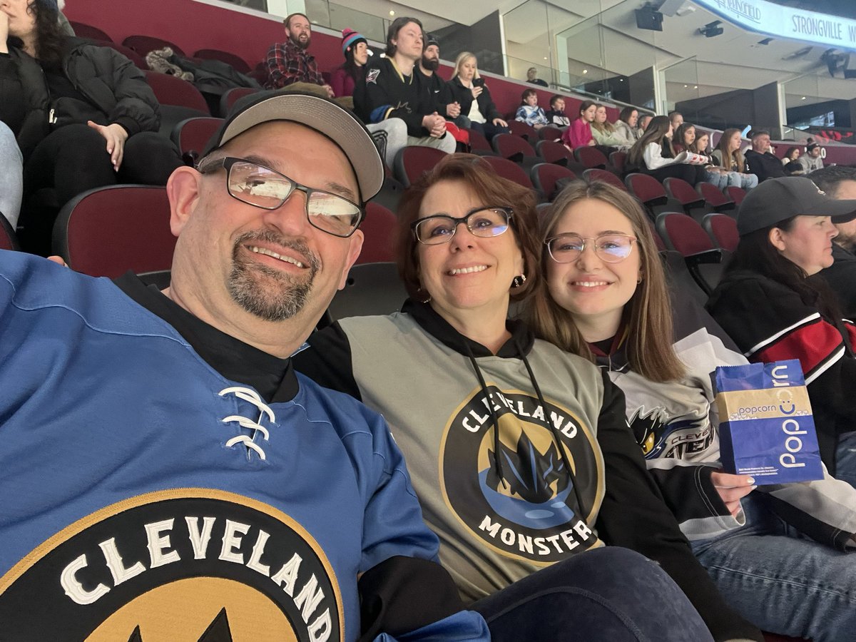 Family Hockey Night! <a href="/monstershockey/">Cleveland Monsters</a>  #FeartheDepths #bringhomeawin