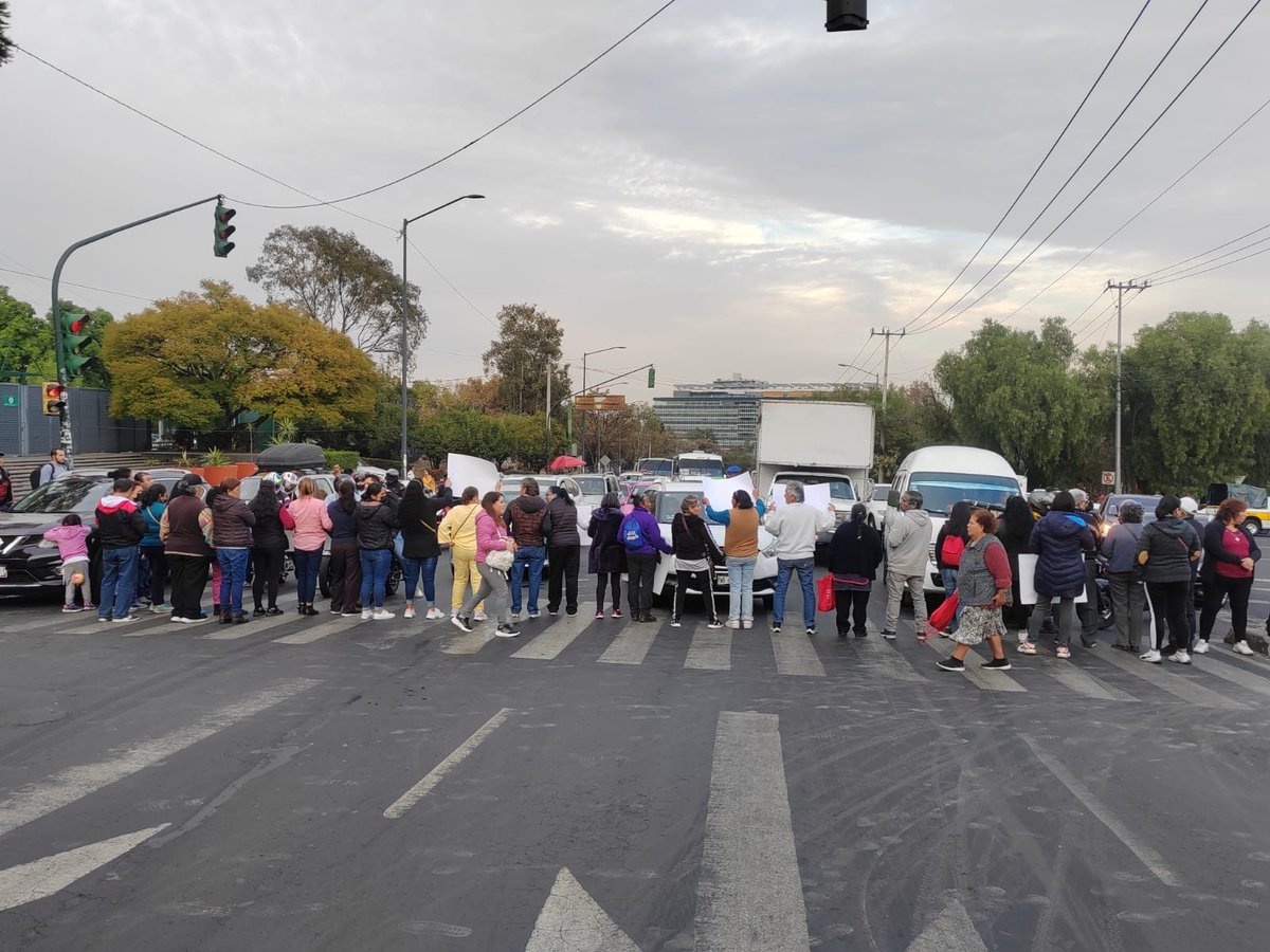 luismiguelbaraa's tweet photo. Bloqueada la carretera Picacho Ajusco a la altura de Six Flags en ambos sentidos por un grupo de vecinos por falta de agua en su colonia. El Periférico Sur detenido y Paseos del Pedregal con asentamiento vial de subida. Eviten la zona. Precaución https://t.co/Pt6T9P6rkJ