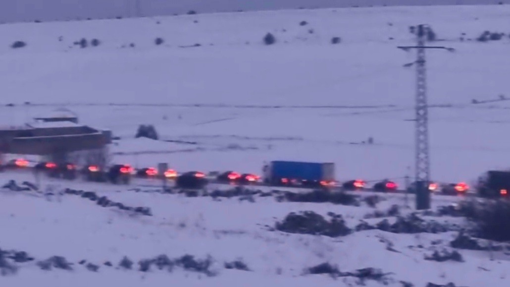 guadalajarafm's tweet image. La #A2 se ha convertido en una auténtica #ratonera ayer por la #nieve, y nuevamente por la falta de previsión por poner a "amiguetes" al frente de las Administraciones Públicas del Estado. Miles de vehículos a su paso por #Maranchon presos de las #retenciones y #restricciones.