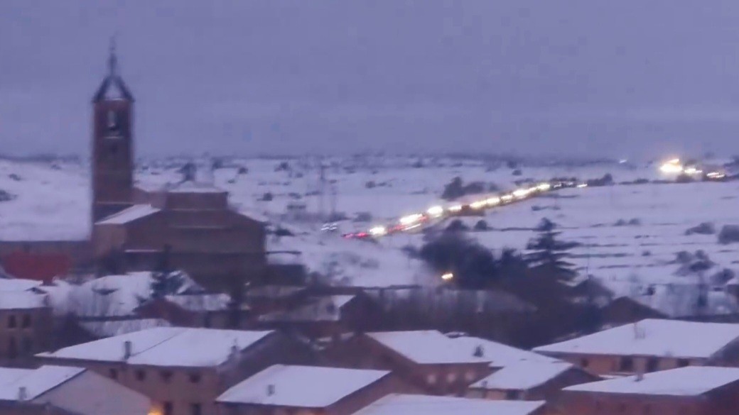 guadalajarafm's tweet image. La #A2 se ha convertido en una auténtica #ratonera ayer por la #nieve, y nuevamente por la falta de previsión por poner a "amiguetes" al frente de las Administraciones Públicas del Estado. Miles de vehículos a su paso por #Maranchon presos de las #retenciones y #restricciones.